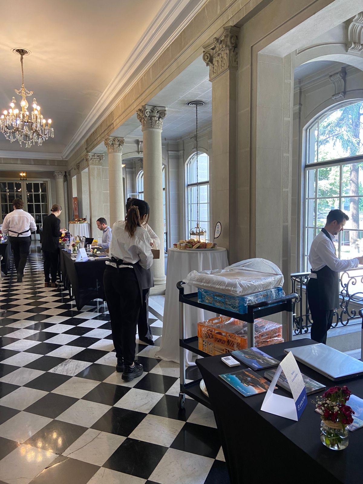 Equipo de Divina Pausa preparando un evento corporativo