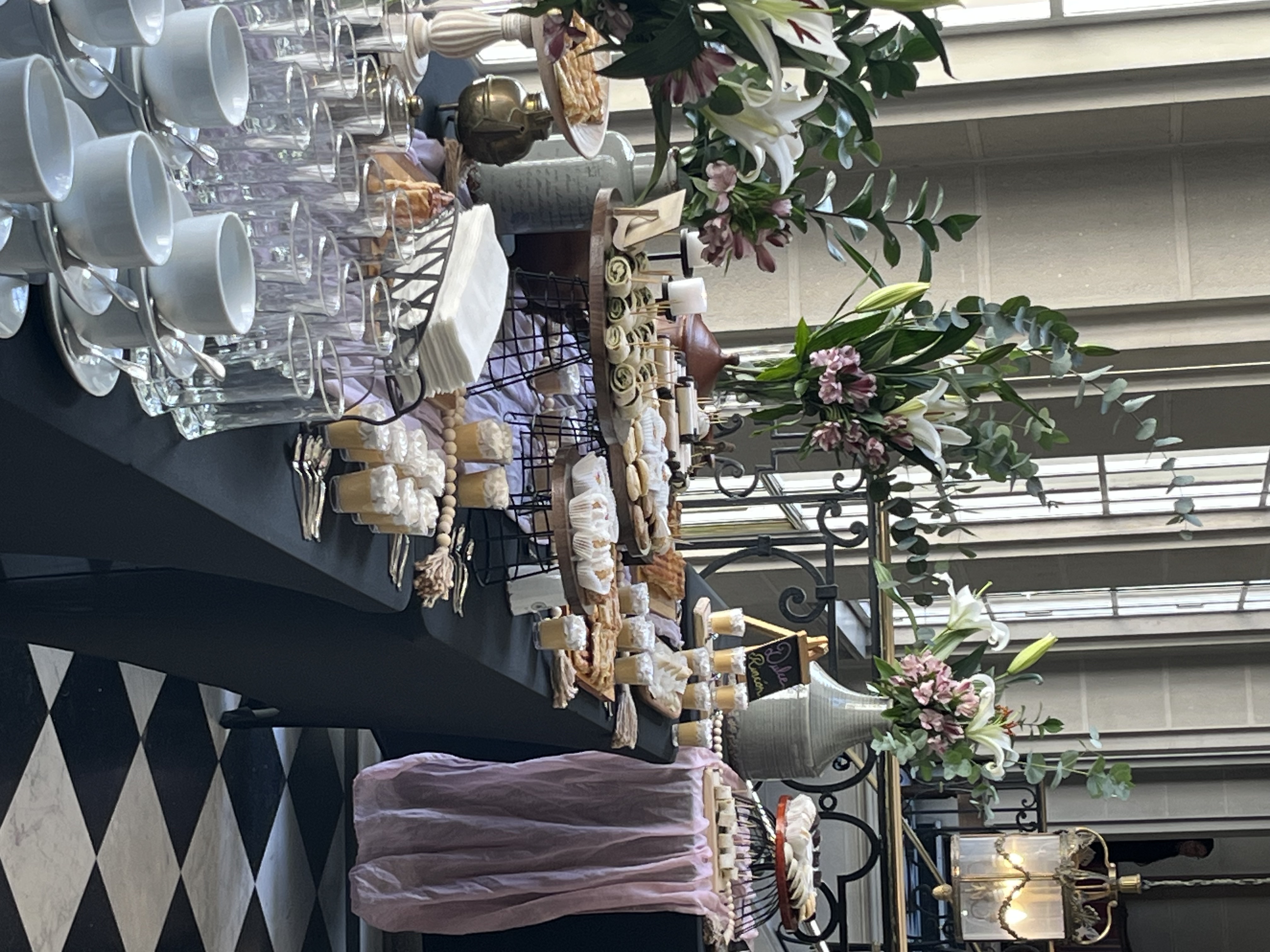 Montaje de coffee break con flores y bocados dulces