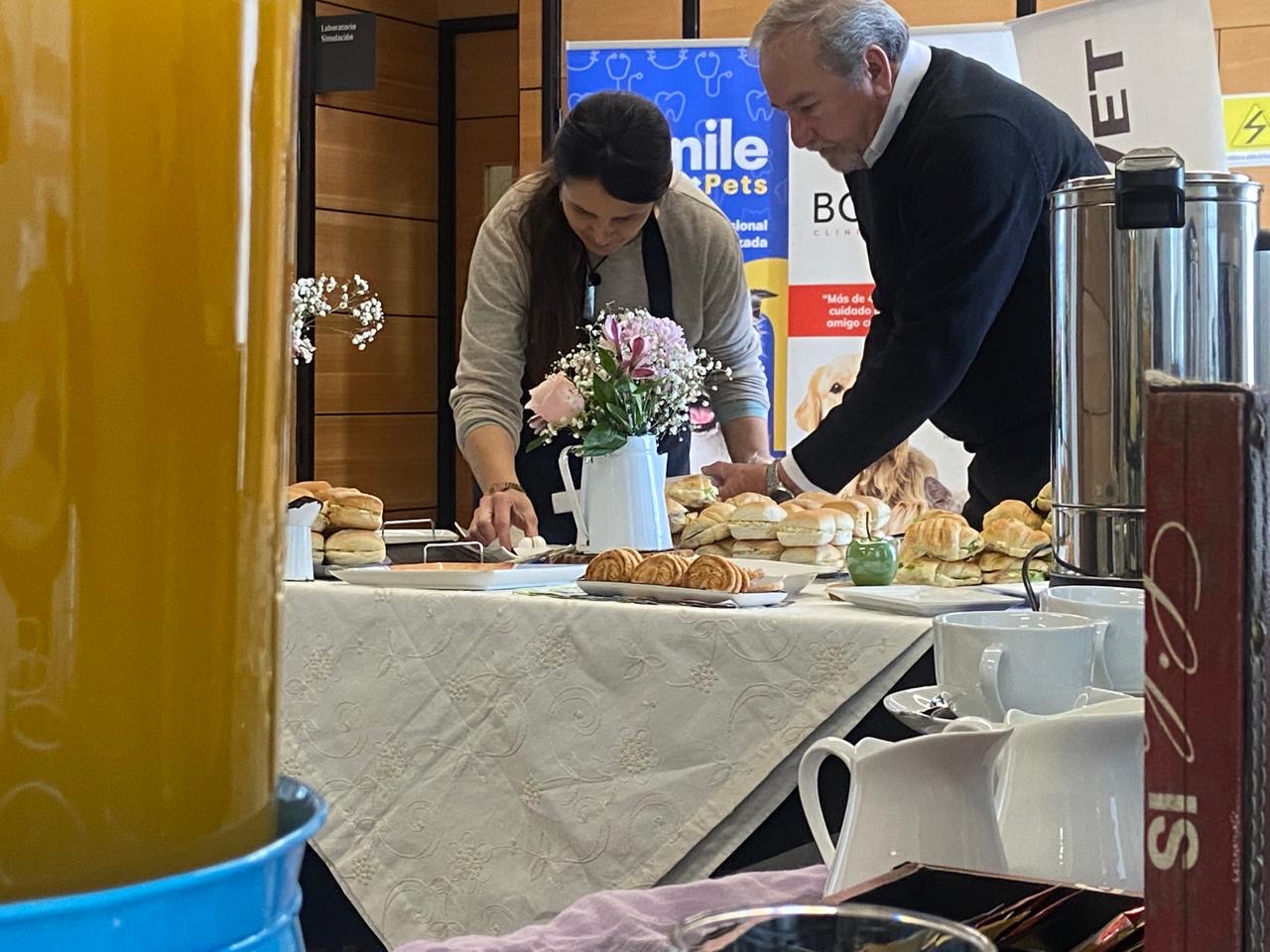 Los fundadores de Divina Pausa preparando juntos el catering de un evento
