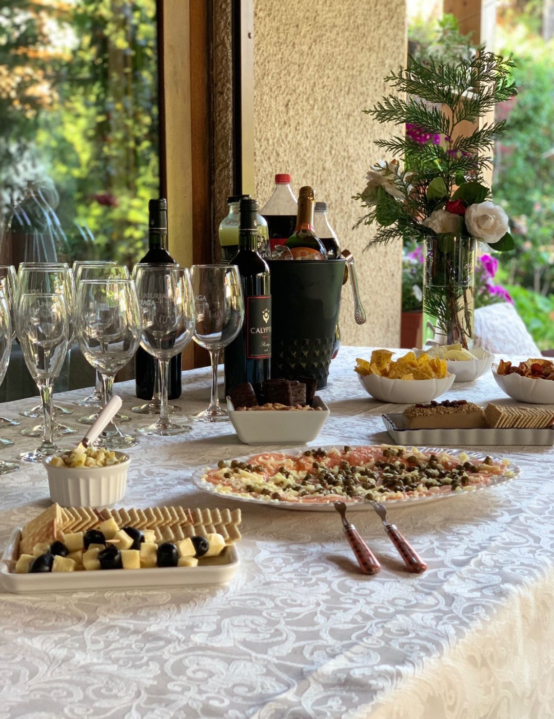 Grupo de personas disfrutando de un after office con bebidas y snacks