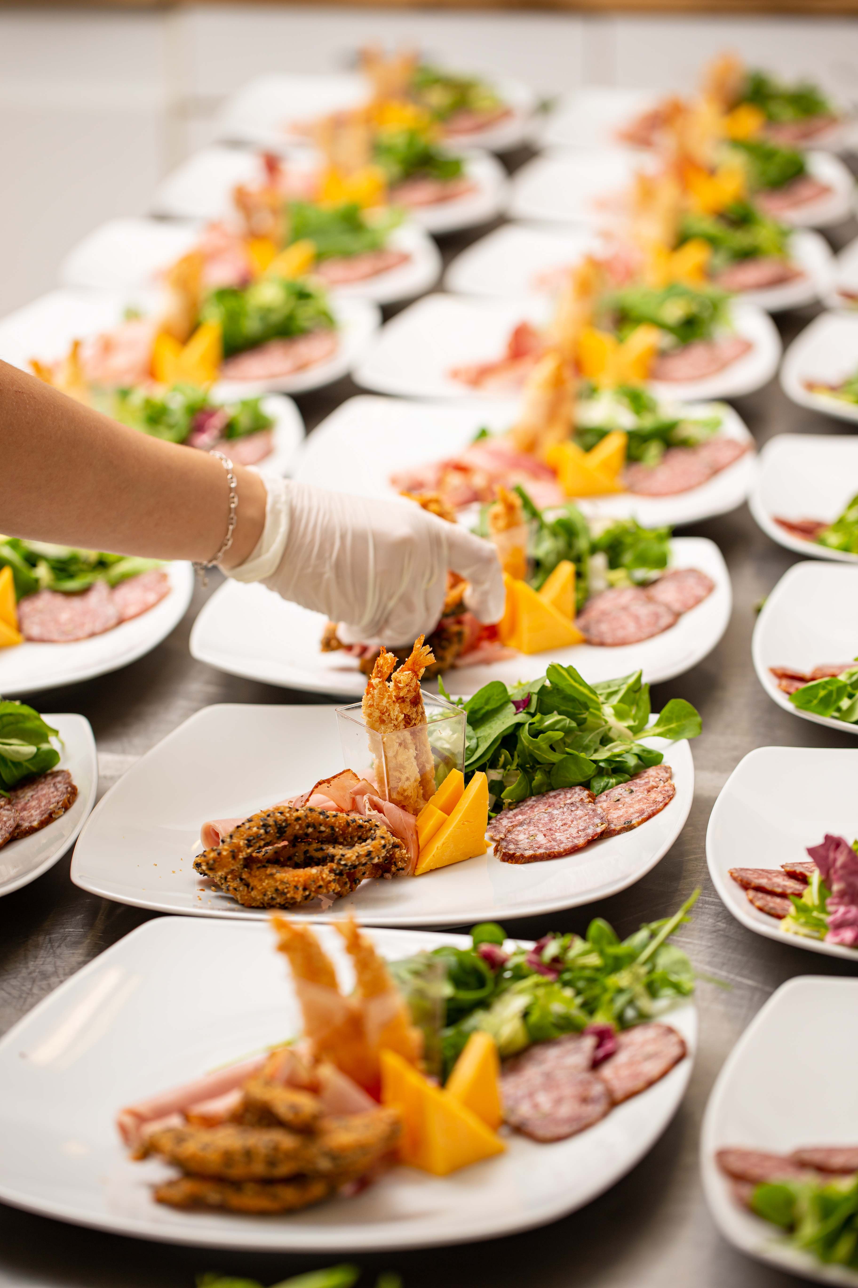 Almuerzo corporativo elegante con platos gourmet