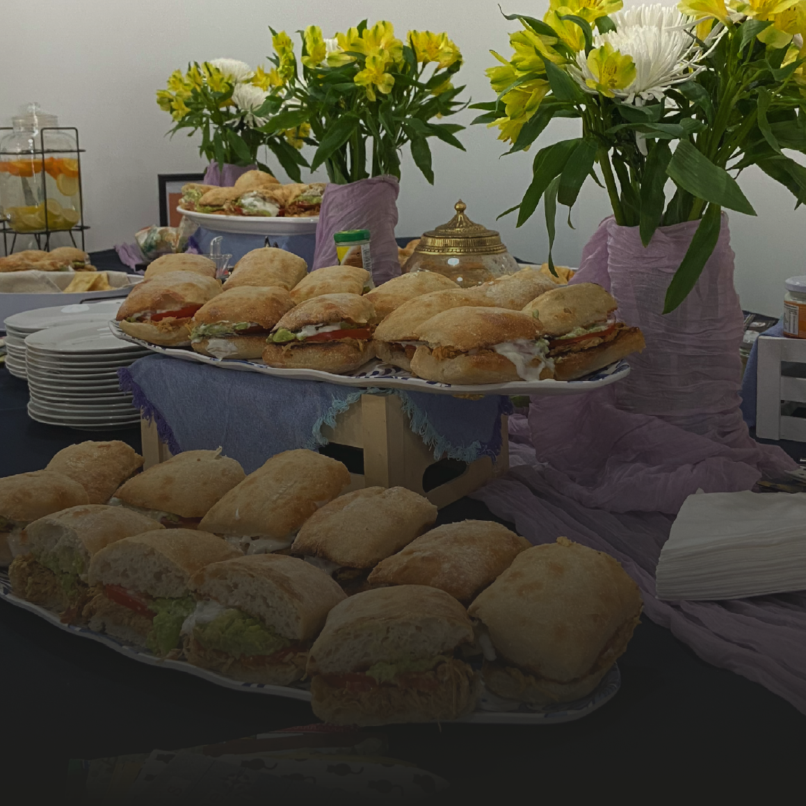 Mesa de brunch abundante y variada con opciones dulces y saladas
