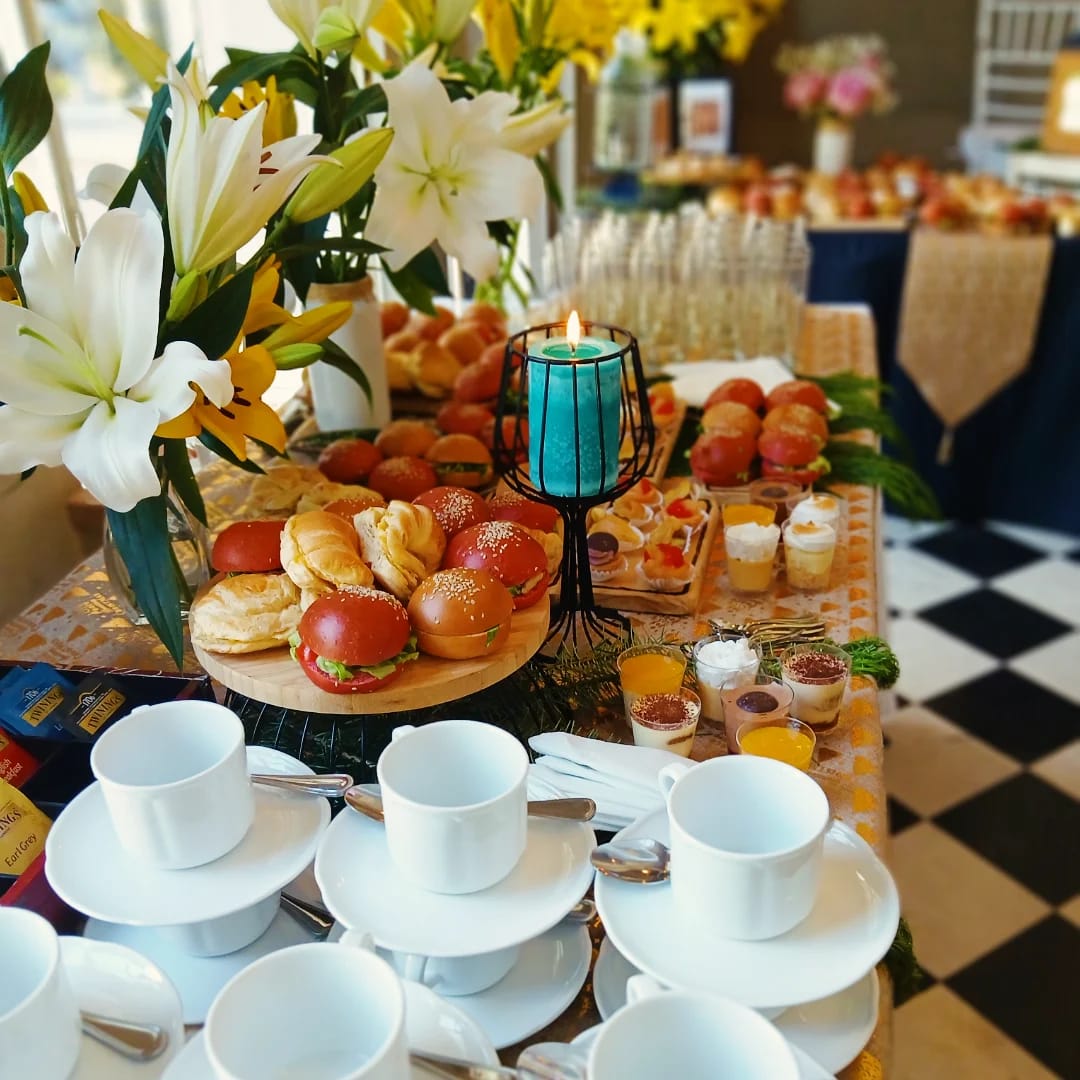 Elegante coffee break con pastelería fina y café de especialidad