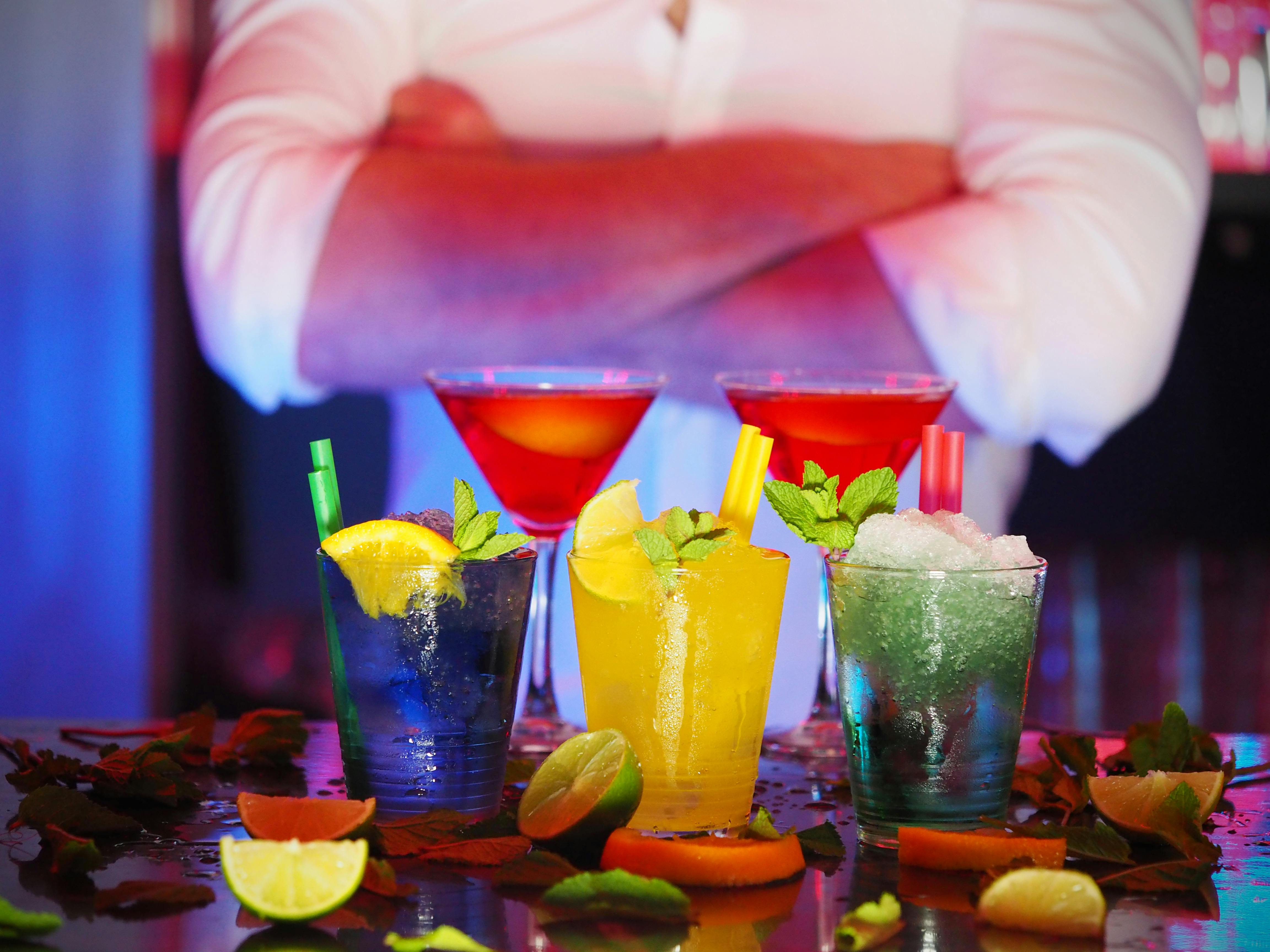 Bartender preparando cocktails en un elegante bar portátil